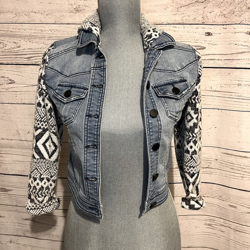 Jean jacket with detachable hood